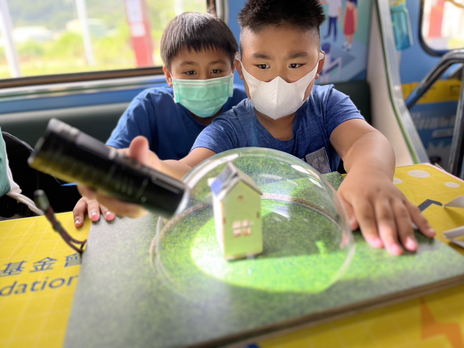 G22恒峰參與基礎科學主題車廂，以STEAM教學精神，設計「逐日科學家」、「太陽能工程師」以及「淨零建築師」三大能源科普課程和實驗